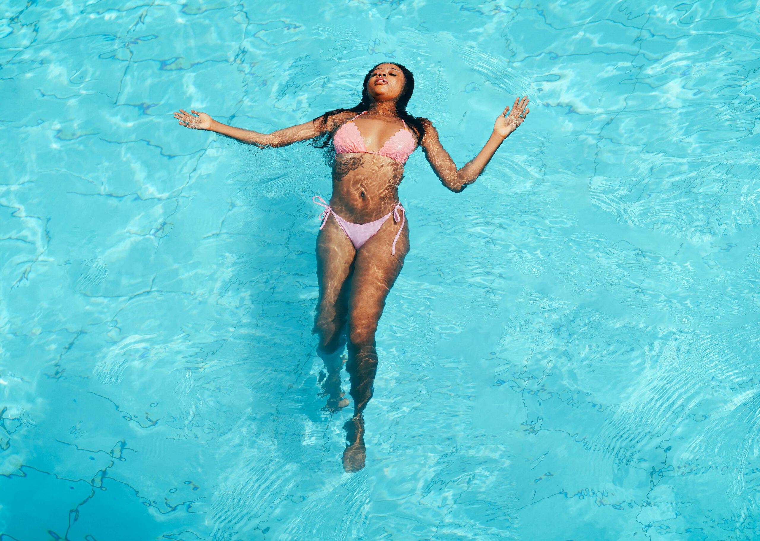 femme flottant sur le dos dans un bassin de natation